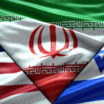 Banderas de Estados Unidos, Irán e Israel representando la tensión geopolítica y su impacto en la volatilidad de los mercados financieros