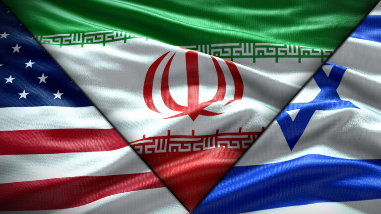 Banderas de Estados Unidos, Irán e Israel representando la tensión geopolítica y su impacto en la volatilidad de los mercados financieros